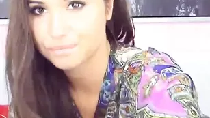 Симпатичная бабенка Olivia ласкает бритую вагину