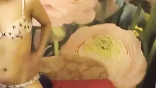 Необычная азиатка Ayka облизывает дилдо