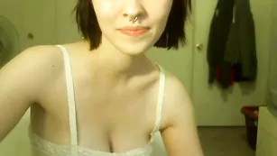 Очаровательная детка NataliaGrey показывает пышные формы