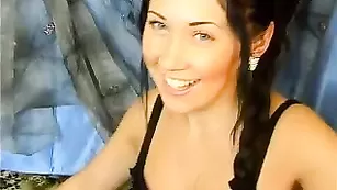 Желанная пассия Amia смачно трахает свои дырки