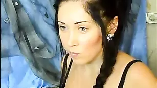 Желанная пассия Amia смачно трахает свои дырки