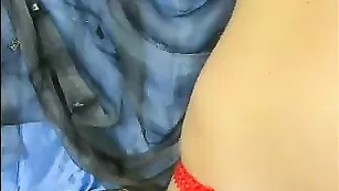 Желанная пассия Amia смачно трахает свои дырки