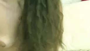 Строптивая брюнетка blackEevee раздевается и ласкает пизду