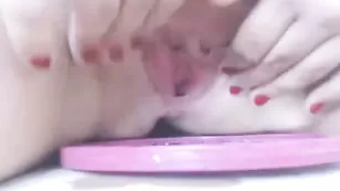 Пышная дамочка позирует голая и ласкает бритую киску