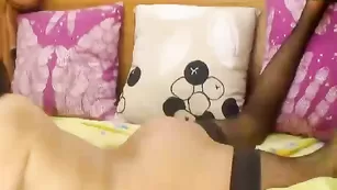 Милая брюнетка Karlina насыщенно теребит писю