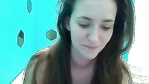 Обаятельная краля Miss Jacqueline нежно мастурбирует пизду