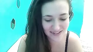 Обаятельная краля Miss Jacqueline нежно мастурбирует пизду