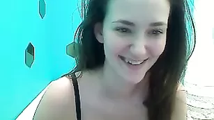 Обаятельная краля Miss Jacqueline нежно мастурбирует пизду