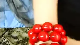 Смазливая девка Amia играется с секс игрушкой