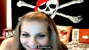 Изысканная девица Misskira дрочит с широко расставленными ножками