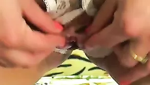 Заводная сучка starsweet ласкает бритую пизду