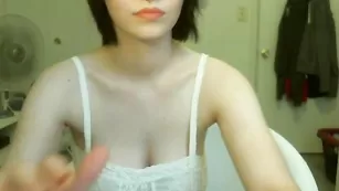 Замечательная девка NataliaGrey засаживает пальчики в анал