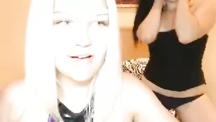 Похотливые девки AngeliDemon шалят во фри чате