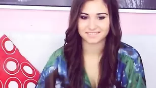 Прелестная соска Olivia Lex мастурбирует половые губки