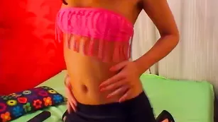 Черноволосая стерва UrSensational мастурбирует пизденку