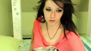 Озорная телка Doliynda балует себя игрушкой