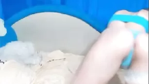 Строптивая курва Smilym нежно мастурбирует пизду