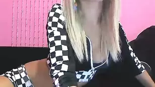 Шальная блонд Amandina трахает пизду пальчиками