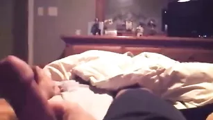 Смазливая красотка отсасывает пенис хахалю