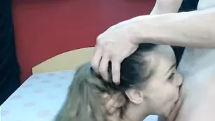 AlishaAndJack глотает сперму