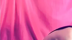 Жаркая барышня Jillian мастурбирует два отверстия