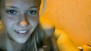 Миленькая соска sexy-malishka мастурбирует киску