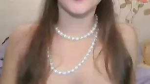 Сексуальная краля Stasie мастурбирует киску