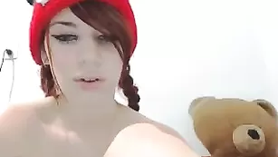 Шальная малая Tori Divine трахается с секс игрушкой