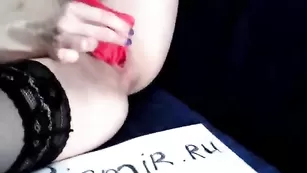 Телочка в чулочках Настя ласкает половые губки