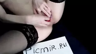 Телочка в чулочках Настя ласкает половые губки