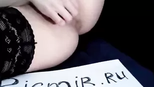 Телочка в чулочках Настя ласкает половые губки