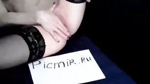 Телочка в чулочках Настя ласкает половые губки