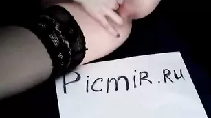 Телочка в чулочках Настя ласкает половые губки