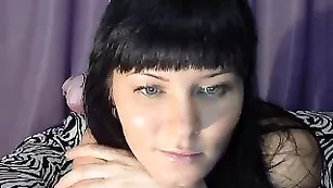 Замечательная стерва MalenaXXX трахает анал пальчиками