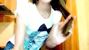 Смазливая дамочка демонстрирует сексуальное тело