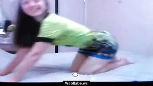 Feminine дрочит на кровати