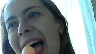 Милая шкура romashka239 трахает киску и анал