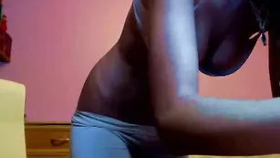 Строптивая куколка с большой задницей мастурбирует пиздц