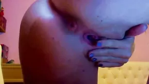 Строптивая куколка с большой задницей мастурбирует пиздц