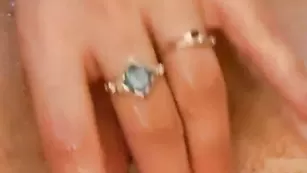 Аппетитная брюнетка lexusgs трахает пизду бусинками