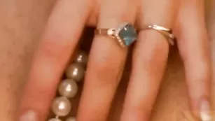 Аппетитная брюнетка lexusgs трахает пизду бусинками