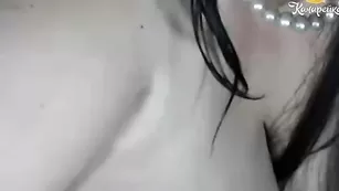 Толстая шмарина SexyLadyHelen трахает себя пальчиками