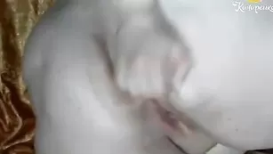 Толстая шмарина SexyLadyHelen трахает себя пальчиками