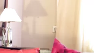 Изящная брюнеточка Arhida тискает половые губки