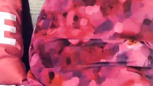 Изящная брюнеточка Arhida тискает половые губки