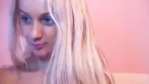 Распутная молодушка ShineBlue кончает после мастурбации