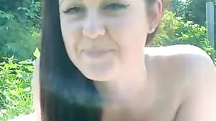 Строптивая курва Lexxxi раздевается на улице