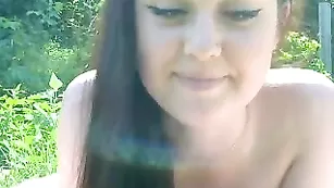 Строптивая курва Lexxxi раздевается на улице