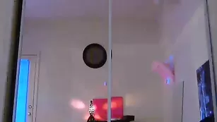 Восхитительная кобыла CockyAngel наяривает себя в киску