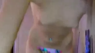 Восхитительная кобыла CockyAngel наяривает себя в киску